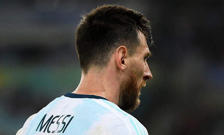 ميسي يرتدي آخر قميص لمارادونا وتساؤلات إن كان سيشارك في مونديال 2026